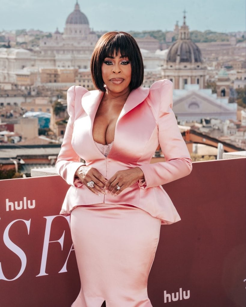 Niecy Nash showing the sculpted waist and exaggerated shoulders of her pink Diarbakerli Jozeph & Cintia look in Rome.